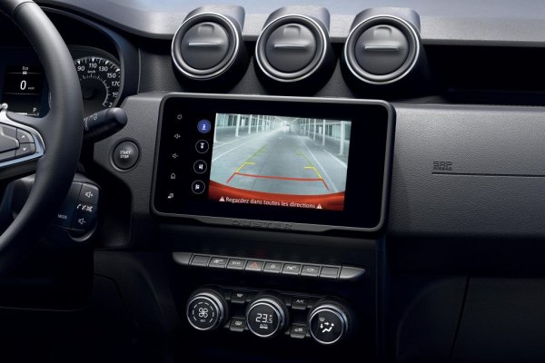 Най-после адекватна мултимедия и камера за задно виждане с добра резолюция